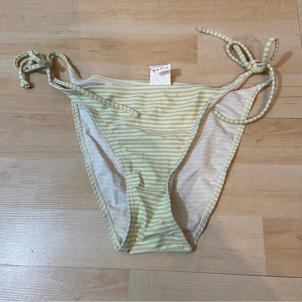 💥5/$25 women’s white and green‎ striped string bikini bottoms  in size medium